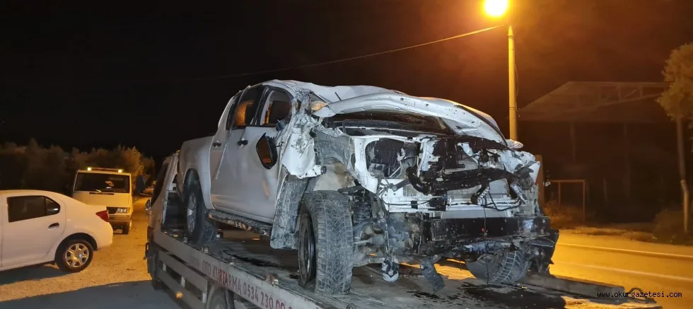 Refüje çarpan otomobilin sürücüsü yaşamını yitirdi