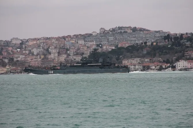 Rus Savaş Gemisi İstanbul Boğazından Geçti