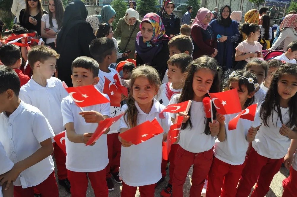 Saçlarına Makas Değmeyen Baran 23 Nisanı Kutladı