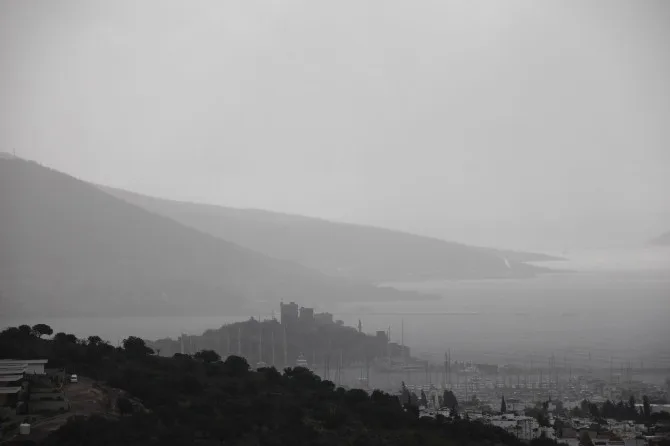 Sağanak Ve Dolu Bodrumda Hayatı Felç Etti