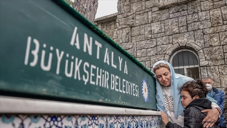Sahipsiz köpeklerden kaçarken kamyonun altında kalan çocuğun cenazesi defnedildi