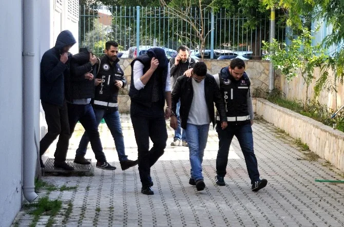 Sahte Kimlikle Kredi Çeken 4 Kişi Tutuklandı