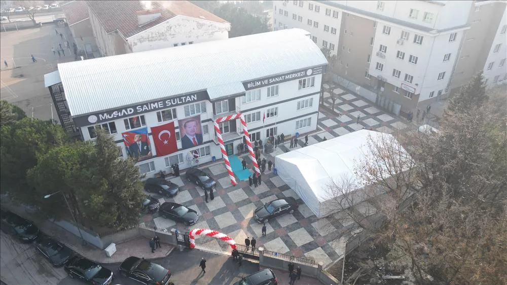 Yüzünü bile hatırlamadığı annesinin mezarının karşısına okul yaptırdı