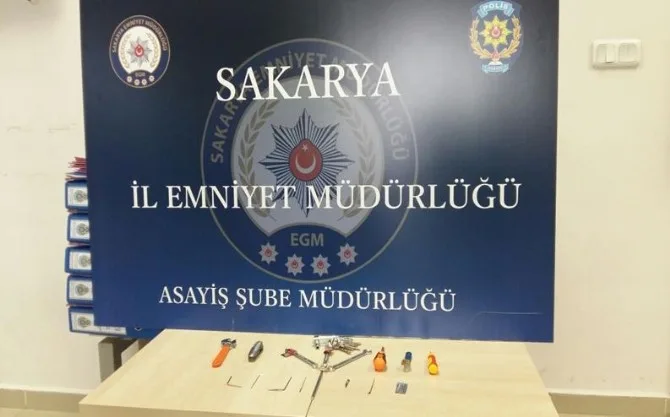 Sakaryada 4 Ayrı İş Yerini Soyan Hırsızlar Yakalandı