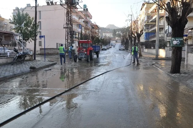 Salihlide Cadde Ve Sokaklar Temizleniyor
