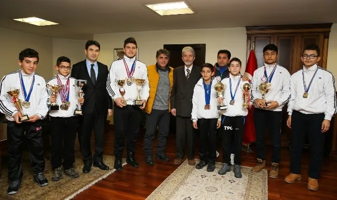 Şampiyonlardan Başkan Tunaya Teşekkür Ziyareti