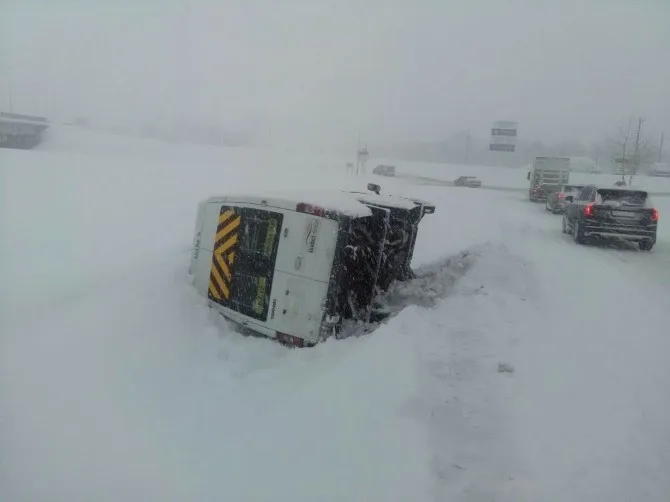 Samsunda Buzdan Kayan Minibüs Devrildi: 5 Yaralı