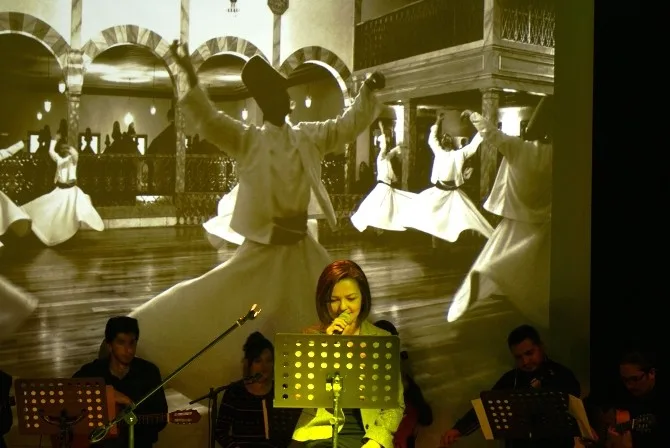 Sanat Galerisinde Şiir Ve Müzik Dinletisi
