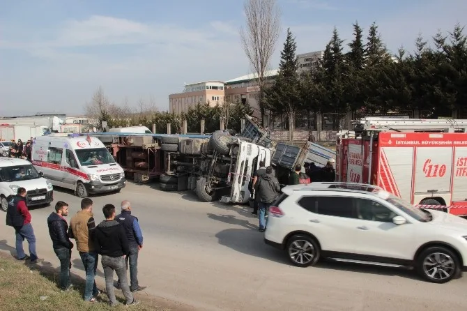 Sancaktepede Kontrolden Çıkan Tır Kamyonu Ezdi: 2 Yaralı
