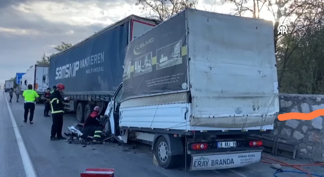 İnegöl'den mobilya taşıyan 3 kişi, kazada yaşamını yitirdi