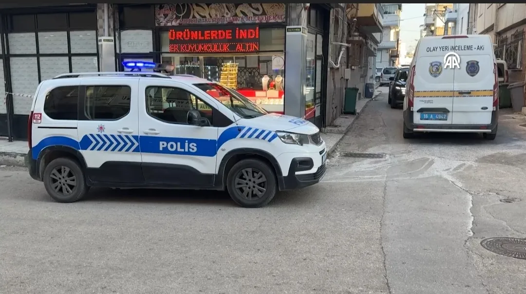 Bursa'da oyuncak silahla kuyumcuya soygun girişimi güvenlik kamerasında