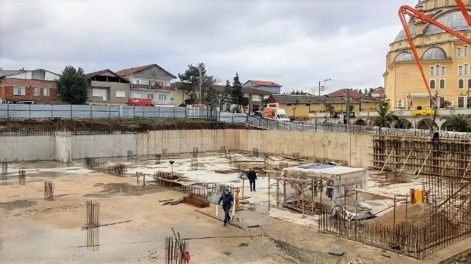 Semt Meydanında Çalışmalar Devam Ediyor