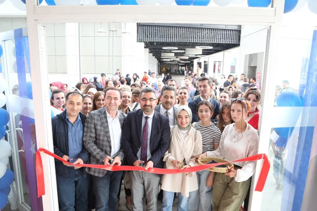 Kursiyerlerin karakalem sergisi izlenime açıldı