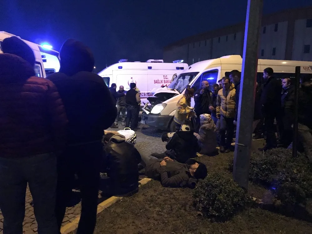 Servis Aracı Duran Kamyona Çarptı: 12 Yaralı