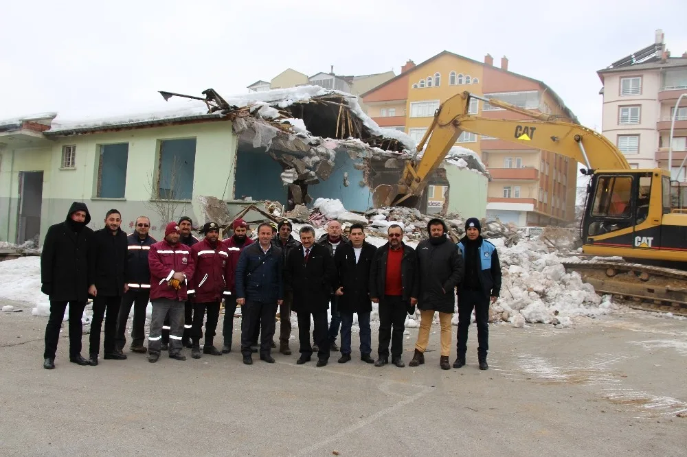 Seydişehirde Eski Sağlık Meslek Lisesi Binasının Yıkımına Başlandı