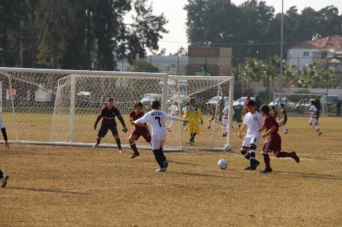 “Sömestr Cup“ Futbol Turnuvası Kuşadasında Başladı