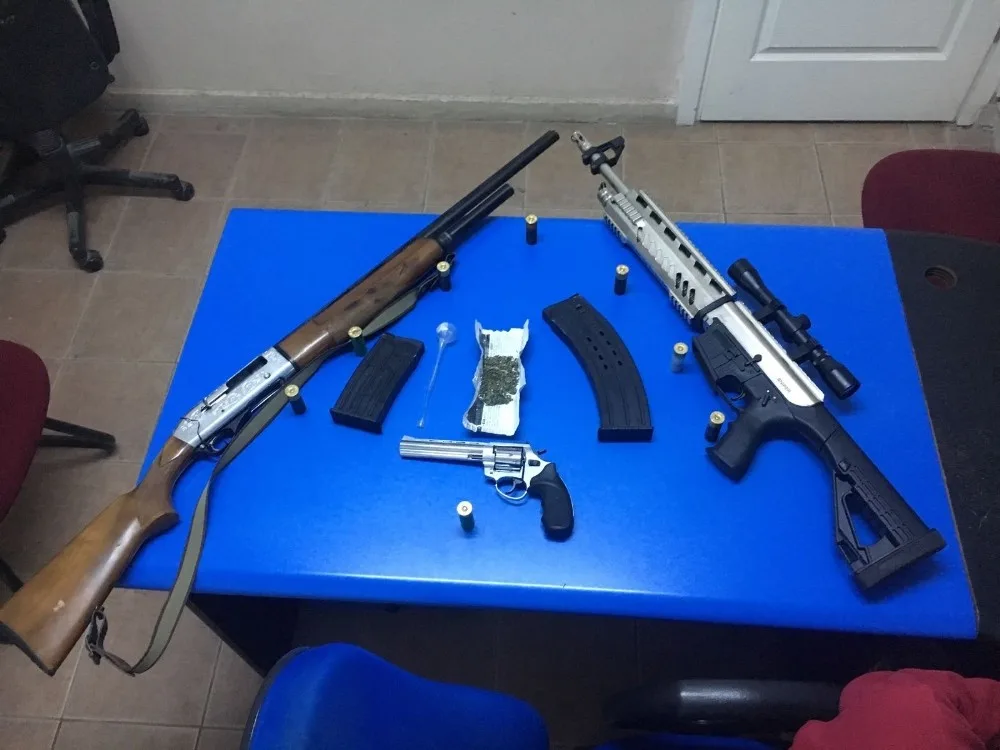 Şüpheli Araçta Silah Ve Esrar Ele Geçirildi