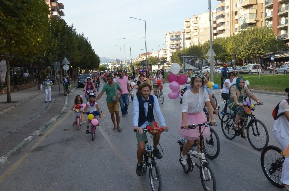 ‘Süslü Kadınlar Bursada Caddeleri Çiçeğe Çevirdi