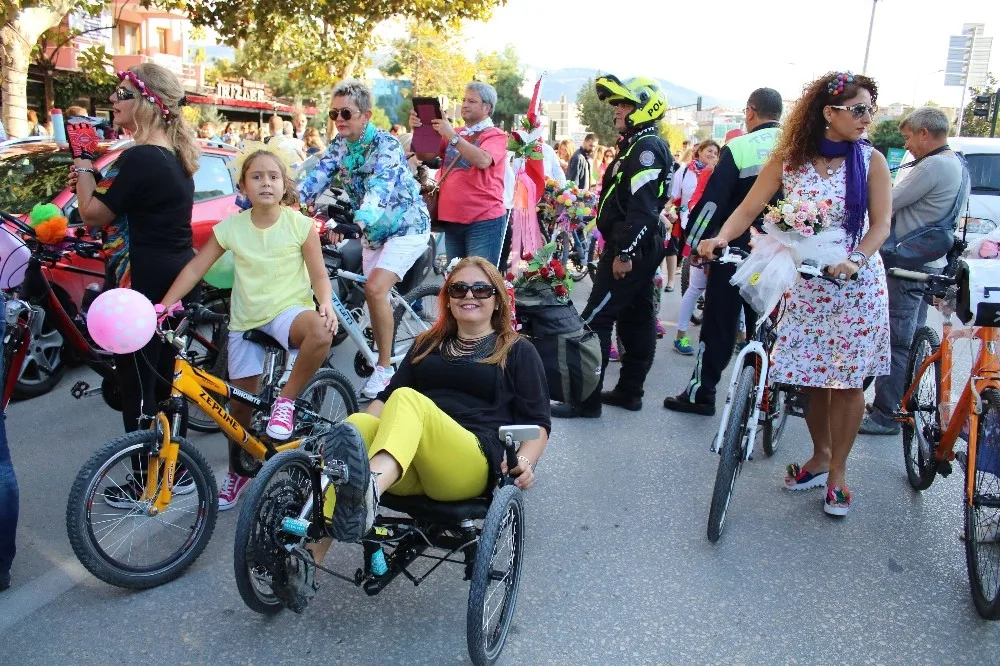Süslü Kadınlar Caddeleri Çiçeğe Çevirecek