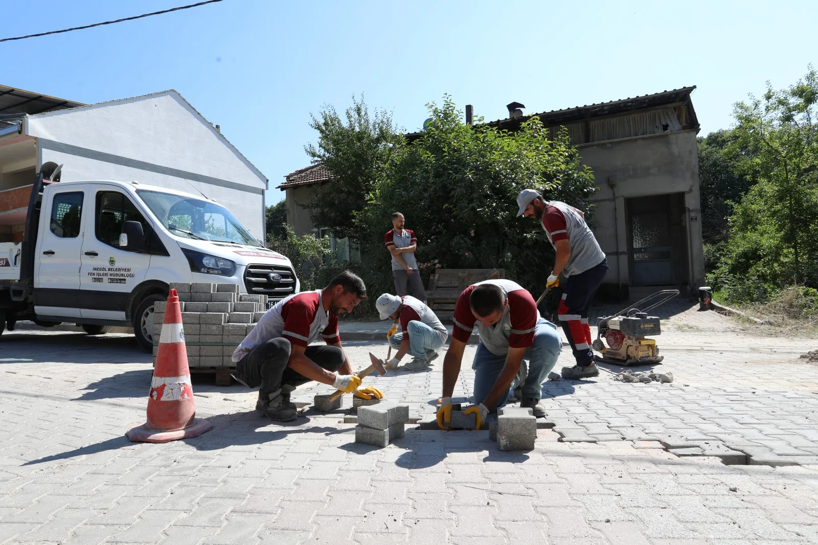 İnegöl Belediyesi’nden Tahtaköprü Mahallesi’ne hizmet hamlesi
