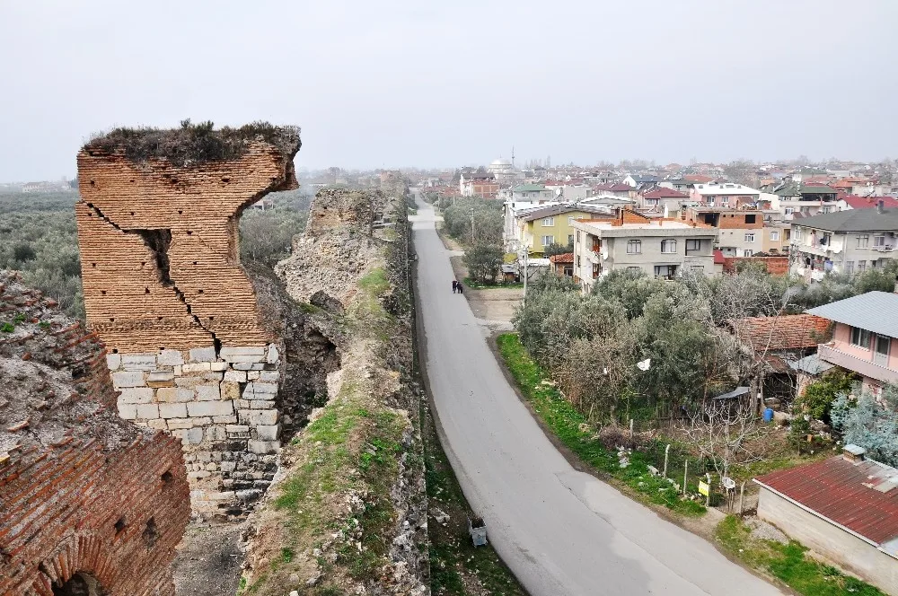 Tarihi Burçtaki Devasa Çatlak Korkutuyor