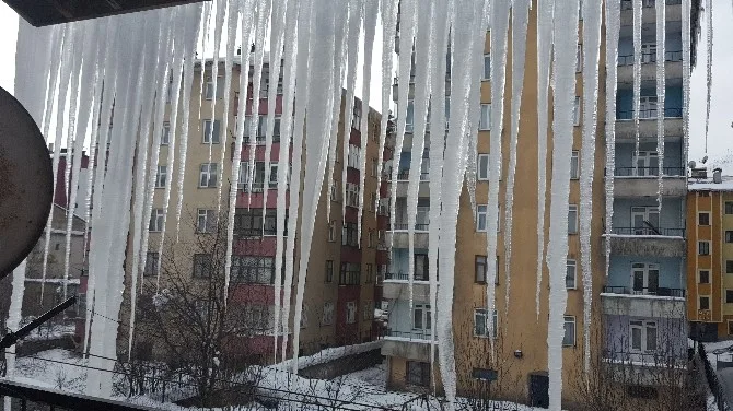 Tatvanda Saçaklarda 3 Metrelik Buz Sarkıtları Oluştu