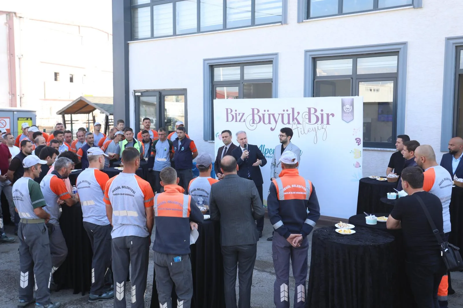 İnegöl Belediye Başkanı Temizlik İşleri Personeliyle Bir Araya Geldi