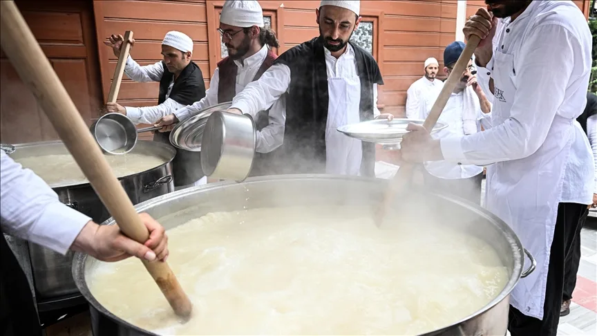 Sümbül Efendi Merkez Tekkesi'nde 5 bin kişilik aşure kaynatıldı