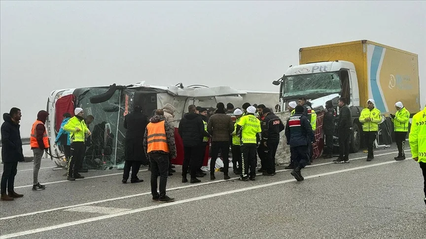 Yolcu otobüsünün devrilmesi sonucu 4 kişi öldü, 36 kişi yaralandı