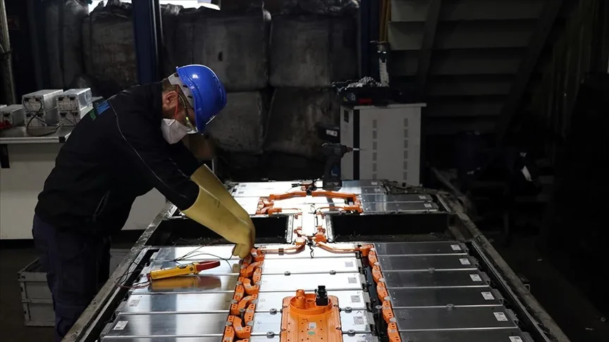 Atık elektrikli araç bataryalarından "kritik ham madde" elde ediyorlar