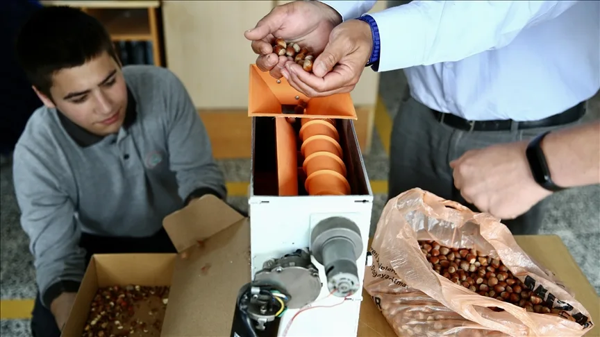 Meslek liseliler düşük maliyetli ve küçük boyutlu fındık kırma makinesi geliştirdi