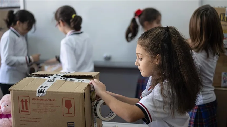 Minik öğrenciler depremzede akranlarına oyuncaklarıyla destek oldu