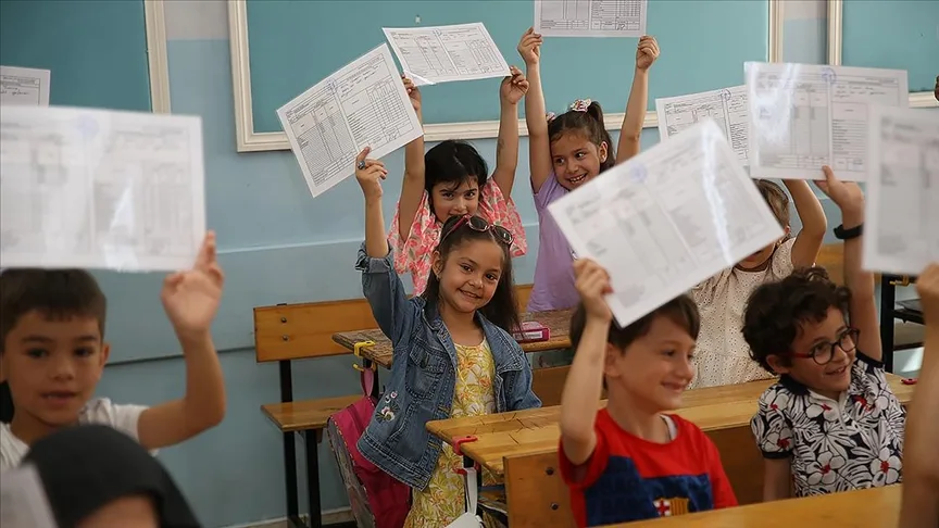 20 milyonu aşkın öğrenci yarın "karne heyecanı" yaşayacak