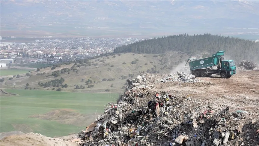 Deprem hafriyatından dönüştürülen malzemeler yol ve kaldırım yapımında kullanılacak