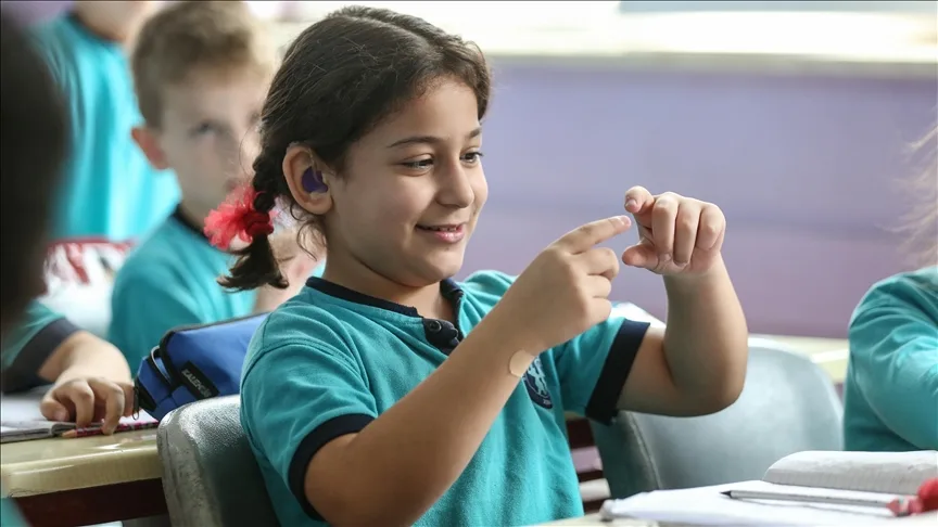"Mini mini birler" işitme engelli arkadaşları için işaret dili öğrendi