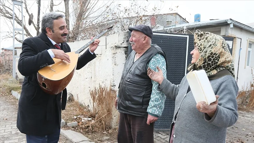 Muhtar adayı halk ozanı ev ev gezerek sazlı sözlü oy istiyor