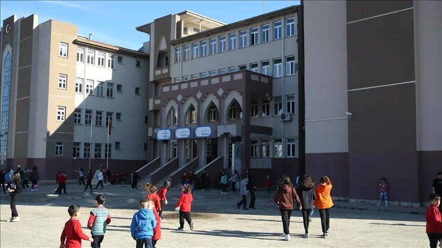 Beden eğitimi dersi için kapalı alan isteyen öğrenciye Bakan Özer'den sevindiren haber