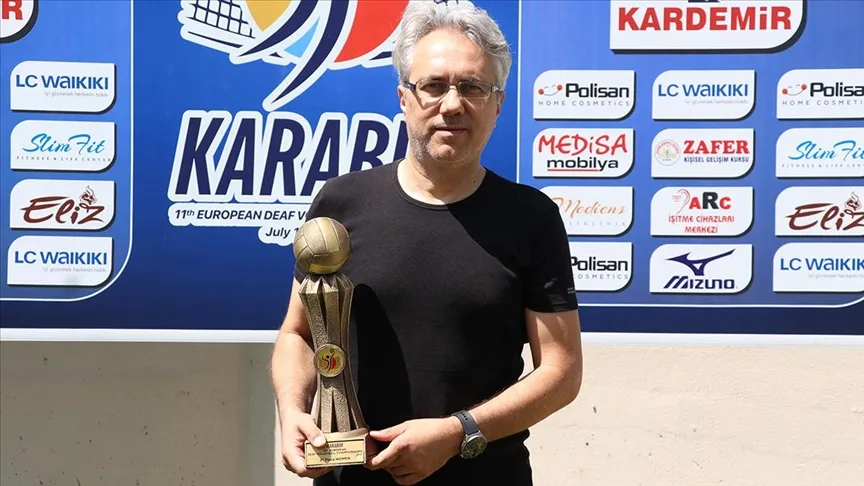 Avrupa Şampiyonası'na damgasını vuran işitme engelli voleybolcular, dünya arenasına yöneldi