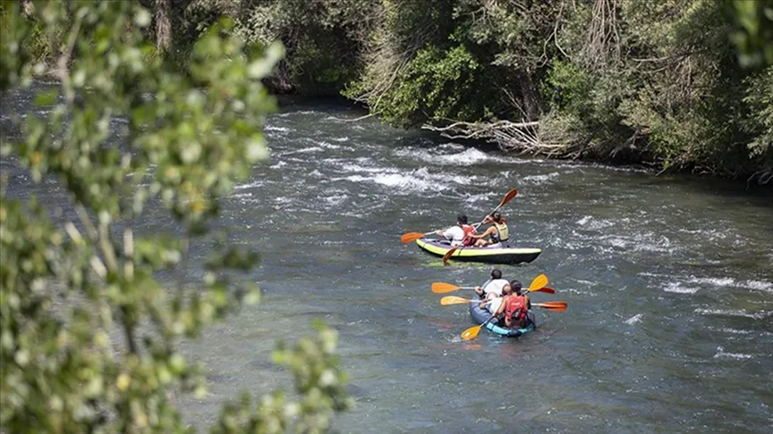 Munzur Çayı'nda düzenlenen kano turları turistlerin gözdesi oldu