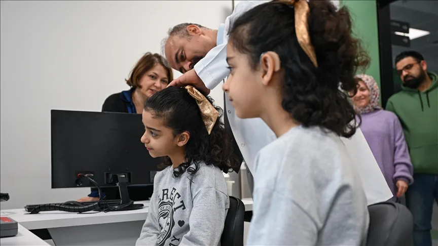 İşitme azlığı yaşayan tek yumurta ikizlerine biyonik kulak