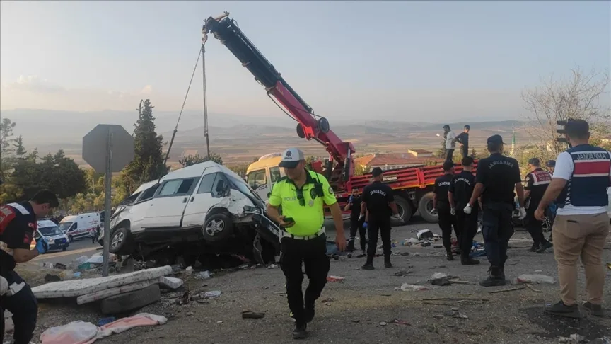 Seyir halindeki kamyon trafik ışığındaki 3 araca çarptı: 5 ölü, 17 yaralı
