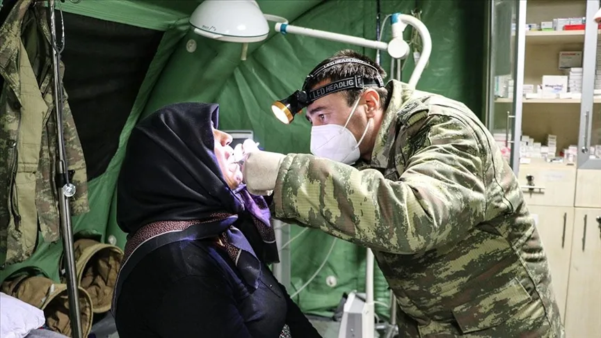 Askeri hekimler deprem bölgesi Kahramanmaraş'ta yaraları sarıyor