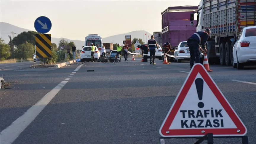 Yolcu minibüsüyle otomobilin çarpıştığı kazada 2 kişi hayatını kaybetti