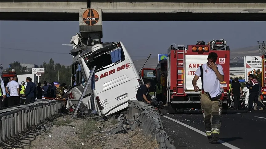 Yolcu otobüsünün köprü ayağına çarptığı kazada ilk belirlemelere göre 9 kişi öldü, 26 kişi yaralandı