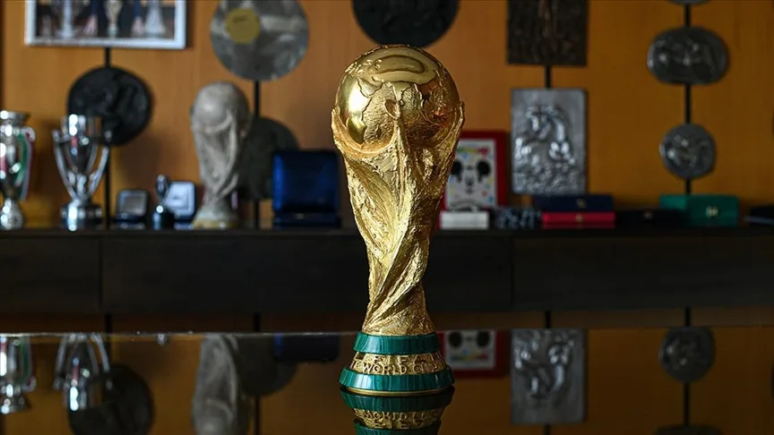 Futbolun en prestijli kupası İtalya'da üretiliyor