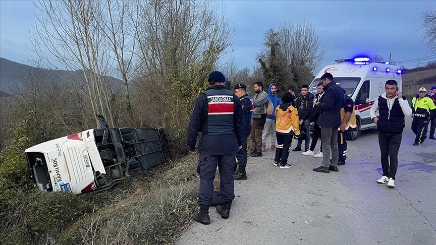 Bartın'da yolcu otobüsünün devrilmesi sonucu 39 kişi yaralandı