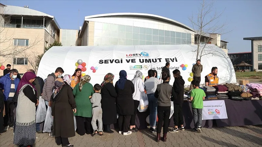 LÖSEV'in "İyilikler Çarşısı" depremzedelerin hizmetinde