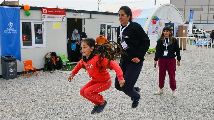 Depremde yakınlarını kaybeden psikoloji öğrencisi, "Umut Çadırı"nda çocuklara destek oluyor