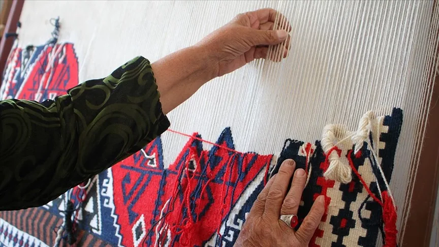 Kadınların dokuduğu kilimler yurt dışından da alıcı buluyor