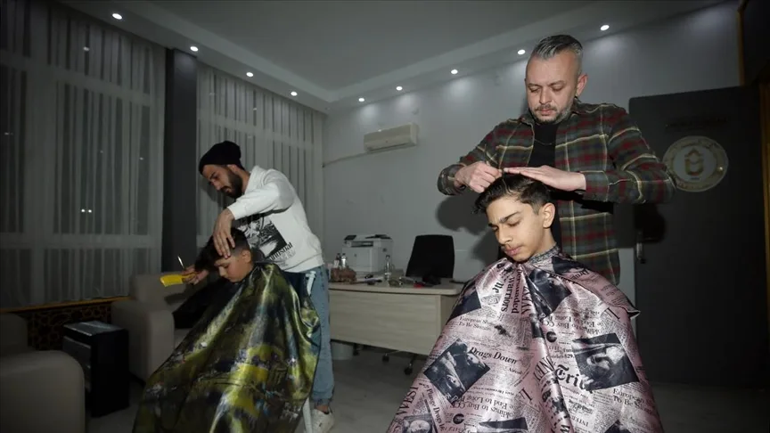 Berber ve kuaförler depremzedelere ücretsiz hizmet veriyor